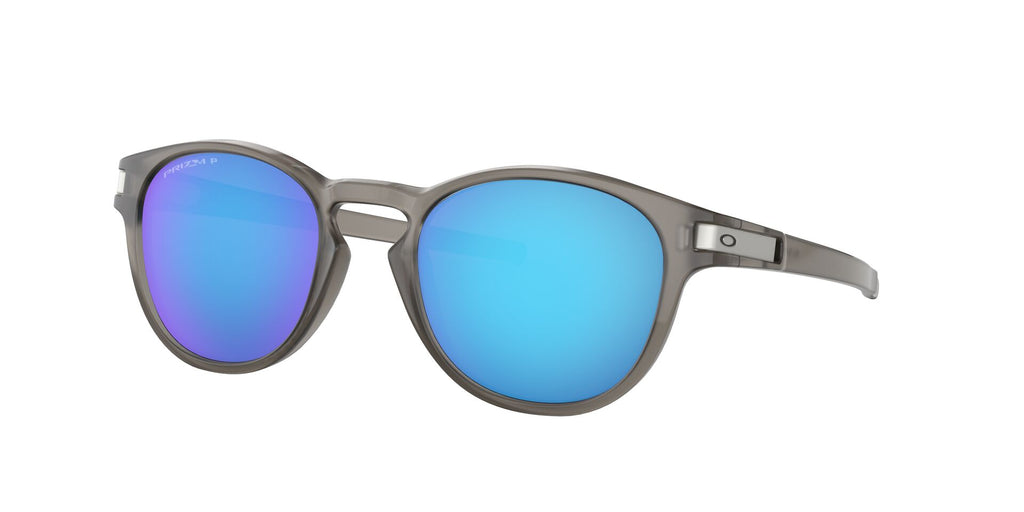 Anteojos Oakley Latch Gris Tinta Mate / Prizm Sapphire Polarizado, vista en ángulo