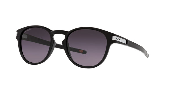 Anteojos Oakley Latch Negro Mate / Prizm Grey Gradient, vista en ángulo