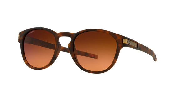 Anteojos Oakley Latch Carey Café Mate / Prizm Brown Gradient, vista en ángulo