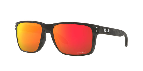Anteojos Oakley Holbrook XL Camuflado Negro Mate / Prizm Ruby, vista en ángulo
