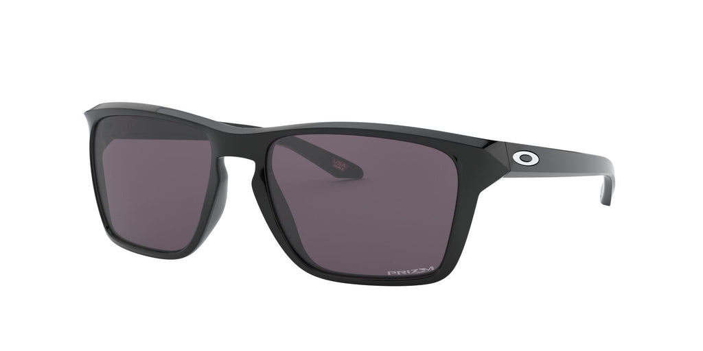 Anteojos Oakley Sylas Negro Brillante / Prizm Grey, vista en ángulo